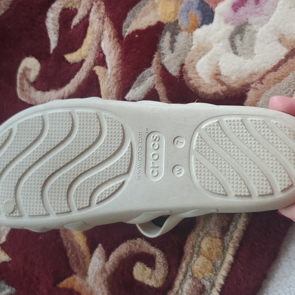 Crocs Splash Slides,Size 7, Cream color. - Picture 4 of 5
